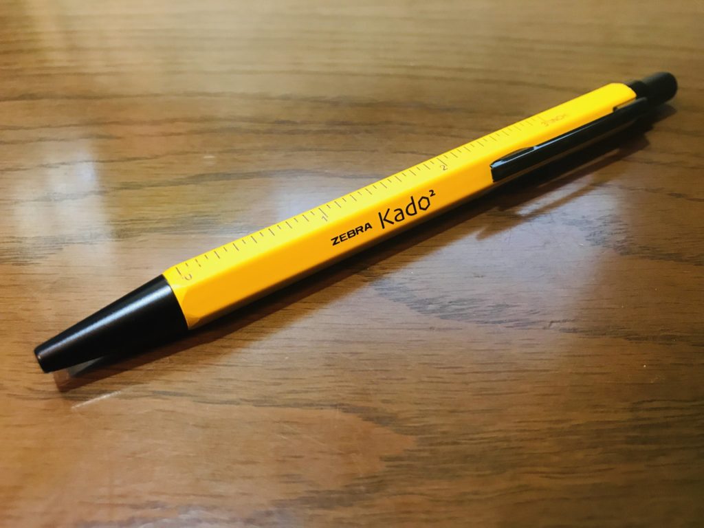 レビュー】鉛筆みたいでかわいいデザインのボールペン！「ZEBRA Kado2 